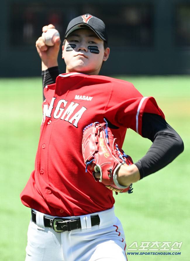 제57회 대통령배 전국고교야구대회 8강전 마산 용마고와 경기고의 경기가 8일 목동야구장에서 열렸다. 마산 용마고 장현석이 덕아웃에서 캐치볼을 하고 있다. 목동=허상욱 기자wook@sportschosun.com/2023.08.08/