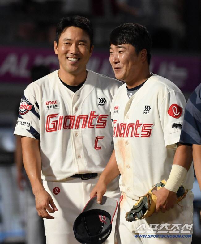 전준우와 정훈. 스포츠조선DB