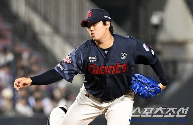 14일 잠실구장에서 열린 LG와 롯데의 경기. 롯데 최이준이 역투하고 있다. 잠실=박재만 기자 pjm@sportschosun.com/2026.04.14/