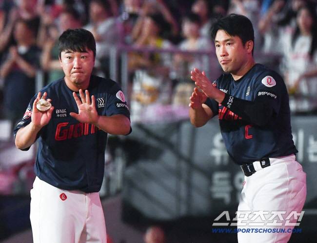 전준우와 정훈. 스포츠조선DB