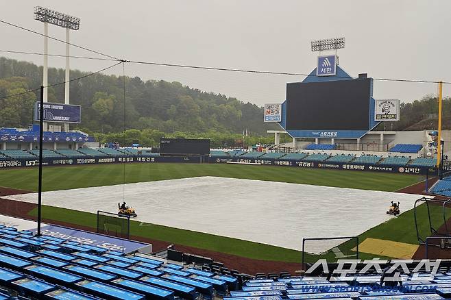 LG 트윈스-삼성 라이온즈의 경기가 예정됐던 17일 대구 삼성라이온즈파크에 비가 내려 방수포가 깔려있다. 대구=권인하 기자