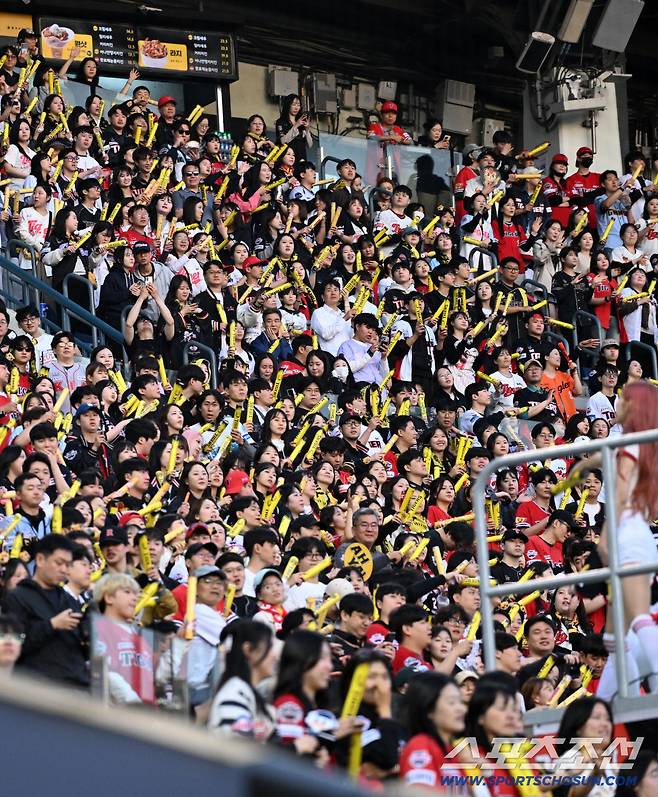 17일 잠실구장에서 열린 두산과 KIA의 경기. 야구장을 찾은 팬들이 경기를 즐기고 있다. 잠실=박재만 기자 pjm@sportschosun.com/2026.04.17/