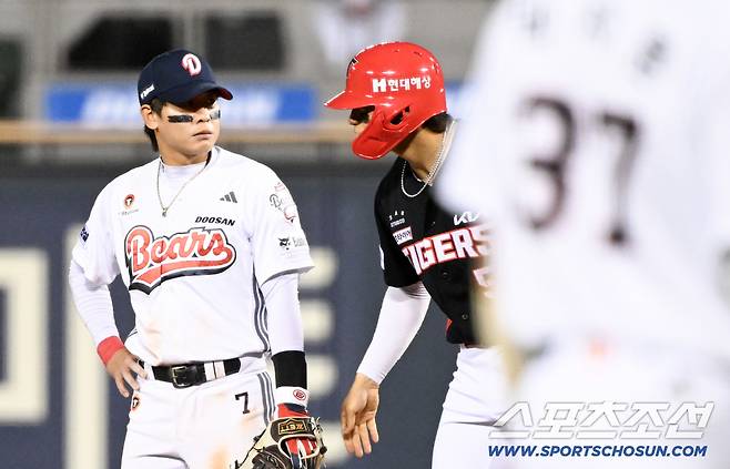 17일 잠실구장에서 열린 두산과 KIA의 경기. 9회초 2사 1루 KIA 김도영이 안타를 날린 뒤 두산 유격수 박찬호와 마주치고 있다. 잠실=박재만 기자 pjm@sportschosun.com/2026.04.17/