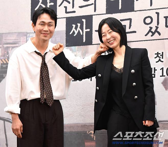 17일 상암 스탠포드호텔에서 열린 'jtbc토일드라마 '모두가 자신의 무가치함과 싸우고 있다' 제작발표회가 열렸다. 포즈를 취하고 있는 오정세, 강말금. 상암=송정헌 기자songs@sportschosun.com/2026.04.17/