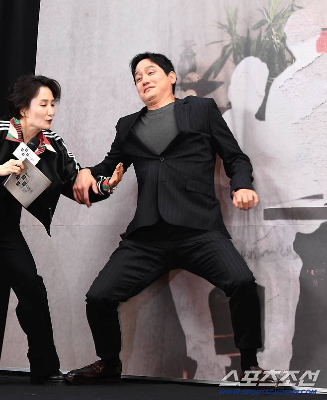 17일 상암 스탠포드호텔에서 열린 'jtbc토일드라마 '모두가 자신의 무가치함과 싸우고 있다' 제작발표회가 열렸다. 포토타임 도중 넘어질 뻔한 배우 박해준. 상암=송정헌 기자songs@sportschosun.com/2026.04.17/