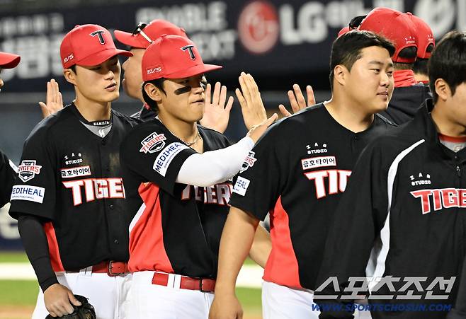 슈퍼스타 KIA 김도영이 하이파이브를 나누고 있다. 잠실=박재만 기자 pjm@sportschosun.com