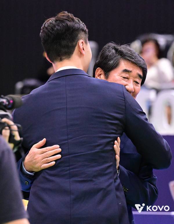 박철우 감독(왼쪽)·신치용 전 감독. ⓒKOVO