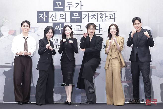 '모두가 자신의 무가치함과 싸우고 있다' 제작발표회에 참석한 배우 오정세, 강말금, 고윤정, 구교환, 한선화, 박해준. 2026. 4.17 ⓒ이혜영 기자 lhy@hankooki.com