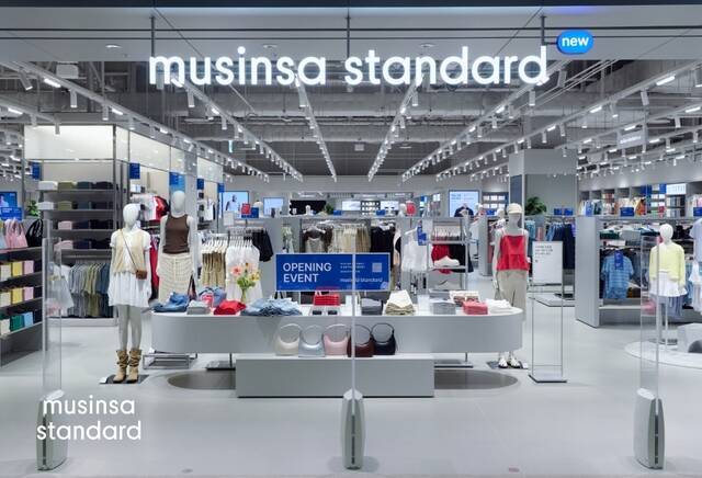 온라인에서 오프라인으로 빠르게 확장 전략을 펴는 무신사가 물류와 리셀 등으로 사업 다각화에 나섰지만, 정작 신사업을 전개하는 자회사들은 적자 행진을 보여 본체의 발목을 잡고 있다. /무신사