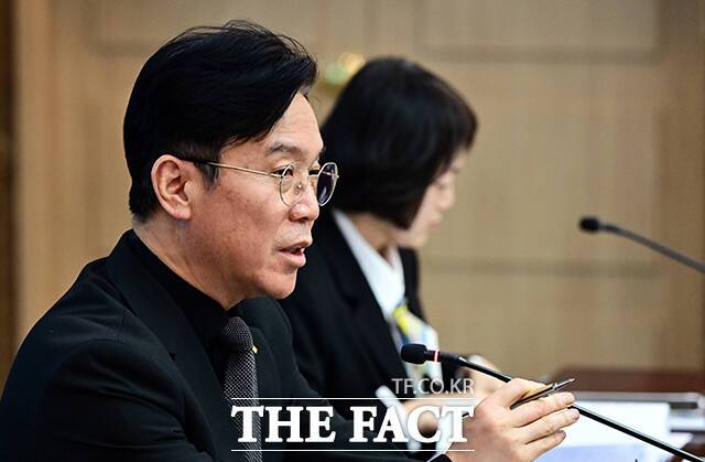 김영훈 고용노동부 장관이 지난 16일 오전 서울 종로구 정부서울청사에서 열린 노동안전 관계장관회의에 참석해 모두발언을 하고 있다. /임영무 기자
