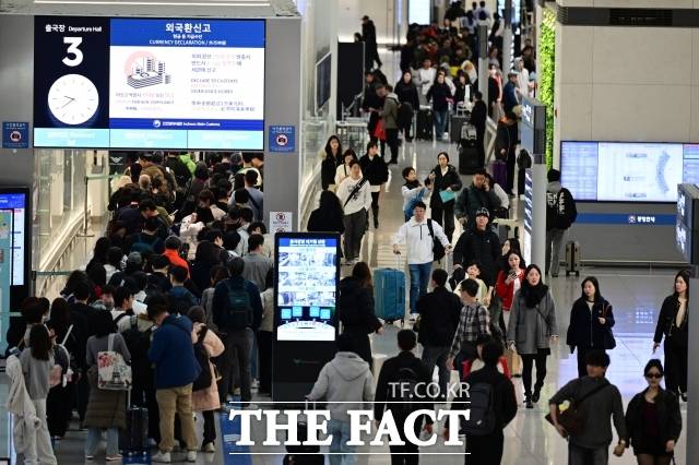 중동전쟁 장기화로 오는 5월 국제선 항공권에 부과되는 유류할증료가 역대 최고인 33단계로 폭등하며 저비용 항공사들이 일부 국제선 운항을 비운항하는 등 비상운영에 나섰다. 사진은 인천국제공항. /남윤호 기자