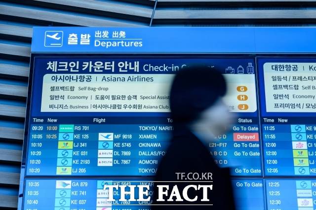 5월 유류할증료 기준이 되는 올해 3월 16일~4월 15일 싱가포르 항공유 평균값(MOPS)이 갤런당 511.21센트(배럴당 214.71달러)를 기록했다. 사진은 인천국제공항 내부 항공편 알림판. /남윤호 기자(현장풀)