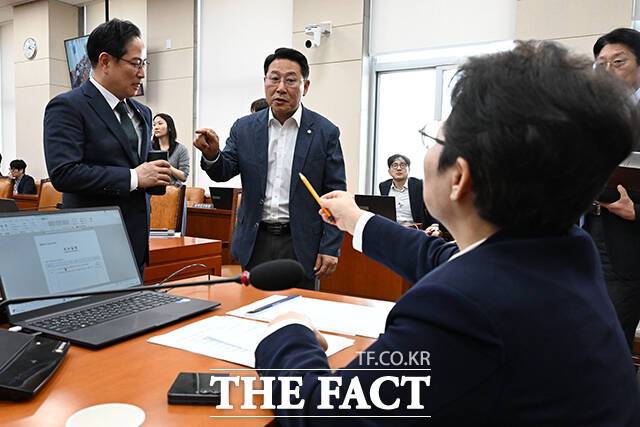 정회가 선포되자 대화 나누는 박수영 국민의힘 재정경제기획위원회 간사와 김영환 더불어민주당 의원, 임이자 재경위 위원장(왼쪽부터).