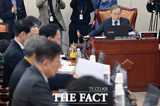 국회 정치개혁특별위원회(정개특위)가 17일 광역의회 비례 확대 비롯, 일부 지역에 중대선거구제를 최초로 도입하는 법안 등을 통과시켰다. 사진은 송기헌 국회 정치개혁특별위원회 위원장이 지난달 19일 오전 서울 여의도 국회에서 열린 정치개혁특별위원회 전체회의에서 의사봉을 두드리며 회의를 주재하고 있다. /남용희 기자