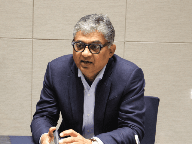 하산 리즈비 오라클 DB 엔지니어링 부문 총괄 부사장이 16일 서울 송파구 롯데타워에서 열린 '오라클 AI 익스피리언스' 행사에서 그룹 인터뷰를 진행하고 있다. (사진=오라클)