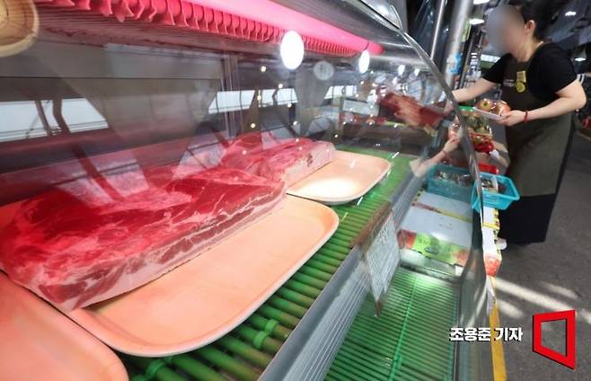 식비 부담이 일상생활 전반에 직접적인 영향을 미치고 있음을 보여준다. 엥겔계수(전체 소비에서 식비 비중) 역시 30%를 넘어서며 1990년대 이후 최고 수준을 기록했다. 조용준 기자