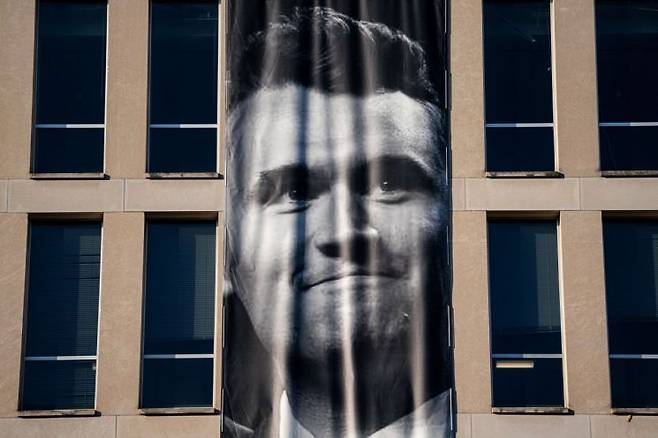 미국 교육부에 사망한 우파 활동가 찰리 커크의 배너가 걸려 있다. 로이터연합뉴스