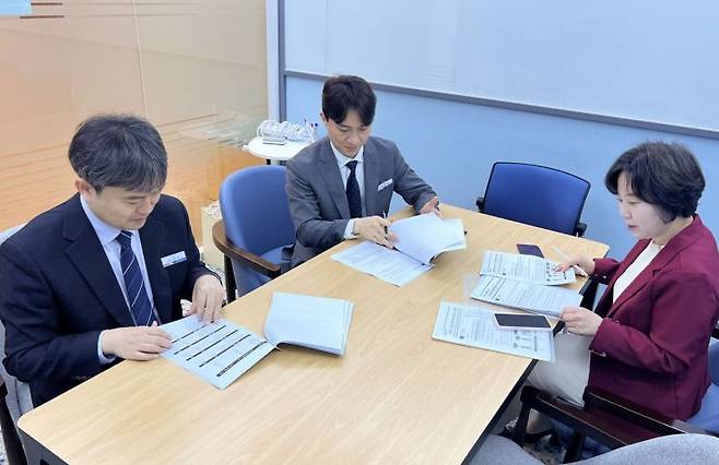 울산시교육청 미래교육과 김성수, 안득하 장학사, 신라대 이은화 교육연수원장. [사진 제공=신라대]