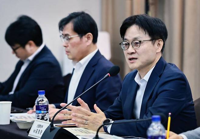 김정관 산업통상부 장관이 17일 충북 청주시 흥덕구 세종시티 오송호텔에서 열린 '제1차 산업단지 AX 분과회의'에서 모두발언을 하고 있다. 산업통상부.