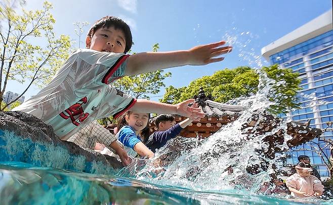 16일 광주 북구청 광장 분수대에서 아이들이 물장구를 치며 놀고 있는 모습. 이날 전국 최고기온은 28도까지 올랐다. 다음 주 중반까지 이상고온 현상이 나타나며 더운 날씨가 이어질 전망이다. /김영근 기자
