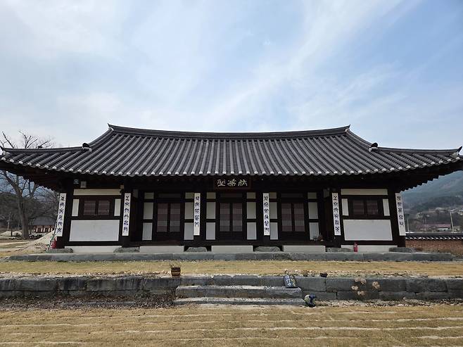 남원 실상사 휴휴당 전경. 현판과 주련이 설치된 모습이다. /실상사 제공