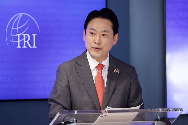 방미 중인 장동혁 국민의힘 대표가 15일(현지시간) 국제공화연구소에서 연설하고 있다. /국민의힘