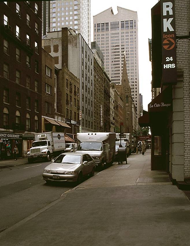 뉴욕 ‘550 매디슨 애비뉴’. 1984년 통신회사 AT&T의 사옥으로 지어진 포스트모던 양식 건물이다. 완공 된 모습을 보고 사람들은 ‘치펜데일(Chippendale) 마천루’라고 불렀다. /박진배 뉴욕 FIT 교수, 마이애미대학교 명예석좌교수