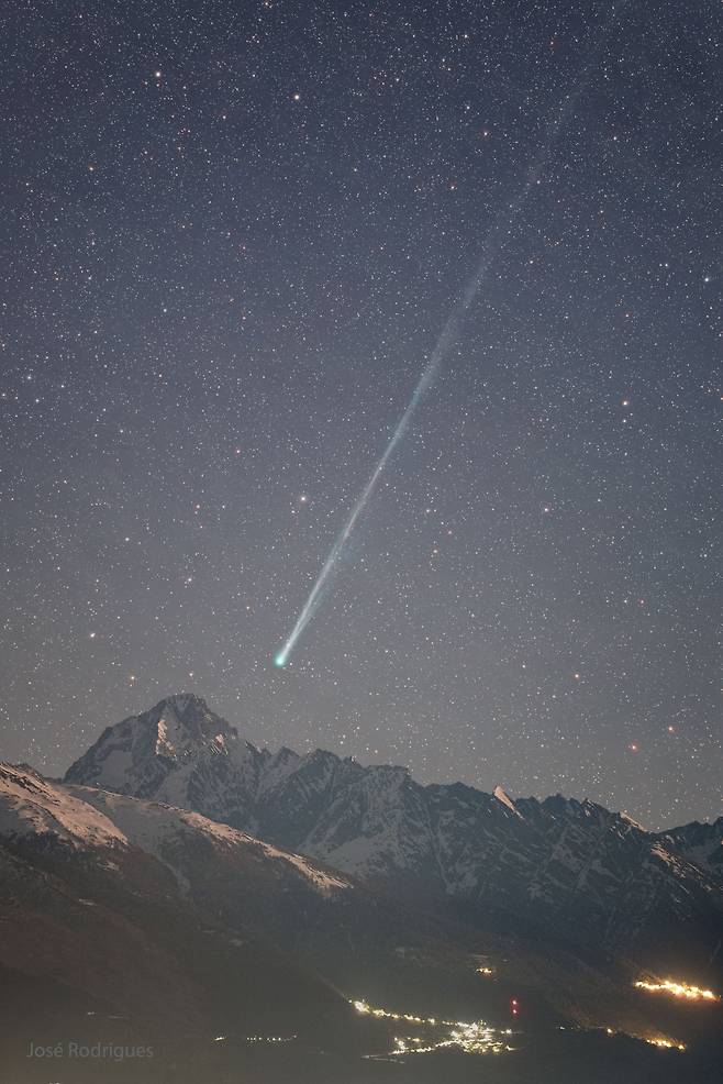 4월 10일 스위스 시옹에서 촬영된 C/2025 R3(PanSTARRS) 혜성. 왼쪽에 비츠호른 산이 보인다./José Rodrigues/NASA
