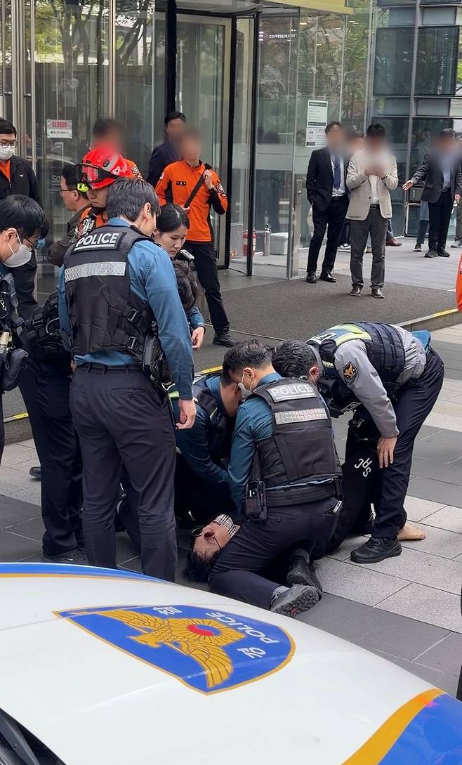 17일 서울 서초구 삼성전자 서초사옥 옆 삼성화재 빌딩 앞에서 신원이 확인되지 않은 한 남성이 난동을 부렸다.ⓒ데일리안 정인혁 기자