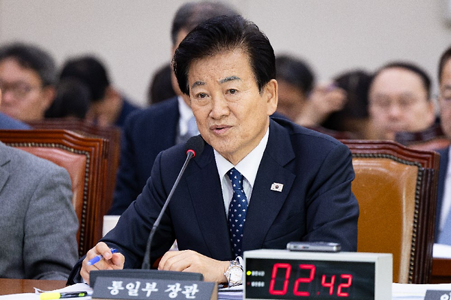 정동영 통일부 장관이 지난해 11월 28일 서울 여의도 국회에서 열린 제429회 국회(정기회) 외교통일위원회 제7차 전체회의에서 의원 질의에 답하고 있다. 2025.11.28 뉴스1