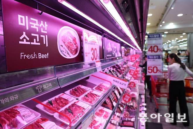 16일 서울의 한 대형마트에서 판매중인 미국산 소고기를 살펴보고 있다. 고환율과 중동전쟁 등 여파로 미국산 소고기 가격이 빠르게 오르면서 한우와의 가격 격차가 크게 좁혀지고 있다. 김재명 기자 base@donga.com