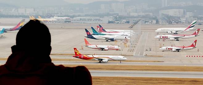 인천공항 전망대를 찾은 시민이 항공기들을 바라보는 모습. 2026.4.1 뉴스1