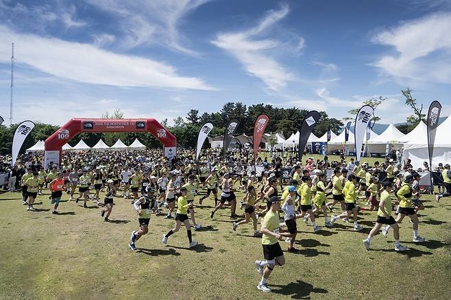 지난해 TNF 100 코리아 10km 부문 레이스에서 선수들이 출발하고 있는 모습. 사진=노스페이스 제공