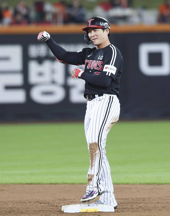 31일 대전 중구 한화생명볼파크에서 열린 2025 KBO 한국시리즈 5차전 LG 트윈스와 한화 이글스의 경기, 5회초 1사 주자 1루 상황에서 LG 오지환이 기습번트에 성공한 뒤 2루에서 포효하고 있다. 2025.10.31 뉴시스