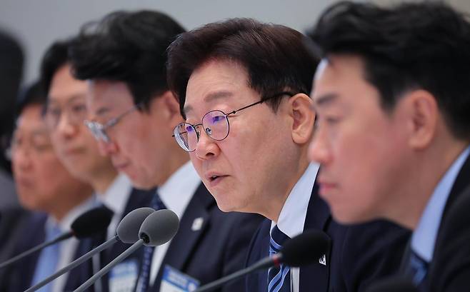 이재명 대통령이 17일 청와대에서 열린 공공기관 및 유관기관 업무보고에서 참석 기관장에게 질문을 하고 있다. 2026.4.17 뉴스1