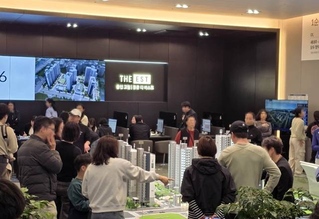 ‘용인 고림 동문 디 이스트’ 견본주택에 몰린 예비 청약자들  [동문건설 제공]
