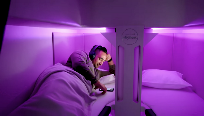 에어뉴질랜드가 항공사 최초로 선보인 침대형 수면 캡슐 좌석 서비스 '스카이네스트(Skynest)'. /사진=유튜브 에어뉴질랜드 캡처