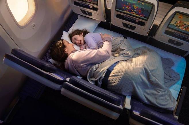 유나이티드항공은 2027년부터 3개 좌석을 연결해 사용할 수 있는 '릴랙스 로우' 좌석을 선보인다. /사진=유니이티드항공 X 캡처