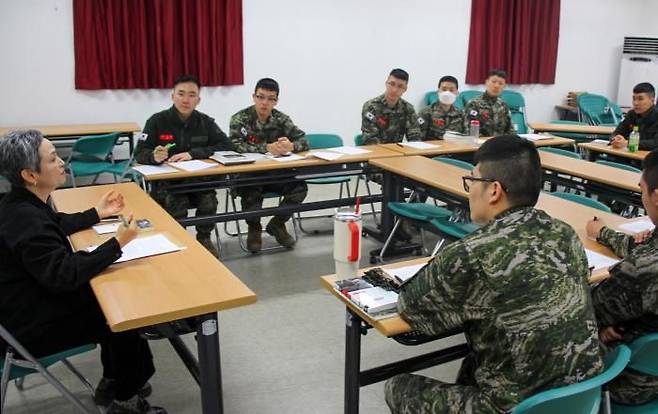 해병대군수단 1군수대대 장병들이 주둔지에서 독서 코칭 프로그램에 참여하고 있다. 해병대 제공