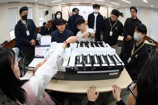 제9회 전국동시지방선거를 48일 앞둔 지난 16일 대구 서구 대구시선거관리위원회에서 열린 선거장비 교육에 참석한 구·군 선관위 관계자들이 투표지 분류기 시연을 지켜보고 있다. 뉴스1
