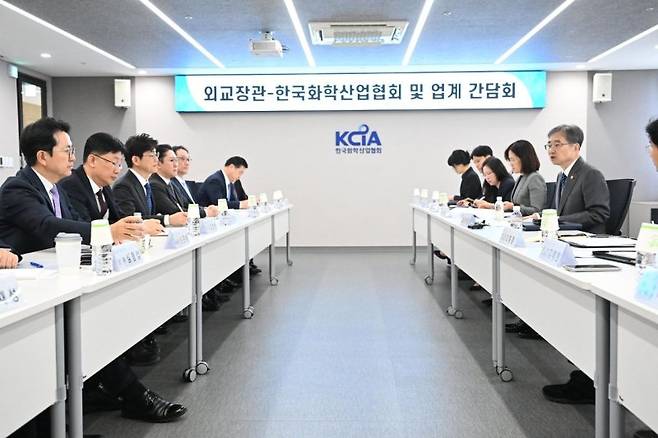 조현 외교부 장관이 17일 한국화학산업협회에서 중동사태로 촉발된 에너지 위기로 나프타 수급에 차질을 겪고 있는 국내 주요 석유화학업체 대표들과 간담회를 갖고 있다. 외교부 제공