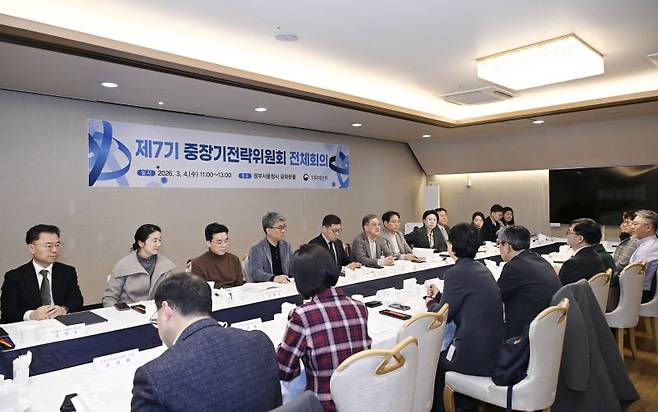 기획예산처와 제7기 중장기전략위원회는 17일 인공지능(AI) 시대에 필요한 교육, 관련 규제, 제도 개선 방안 등에 대해 논의했다. 사진은 지난 3월 정부서울청사에서 열린 중장기전략위원회 전체회의 모습. 기획예산처 제공