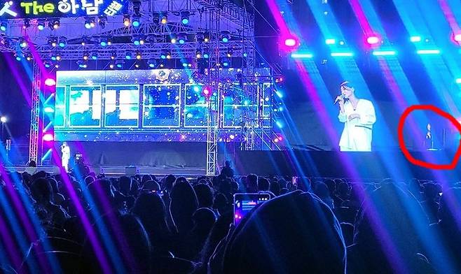 뮤직 인 더 하남 음악 축제 첫날인 17일 오후 하남종합운동장. 인기가수 선예 공연에 맞춰 수어통역사가 가사를 전달하고 있다. 사진=김경수 기자