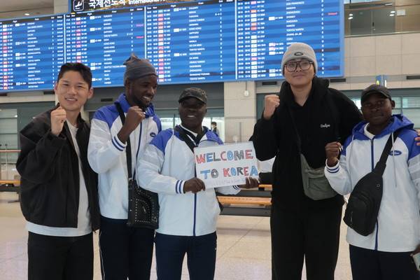 한가람(왼쪽부터), 맥팔른 마푸타 감독, 로버트 피리 팀 닥터, 이동훈 구단주, 맥슨 툰두 코치. FC안양 제공