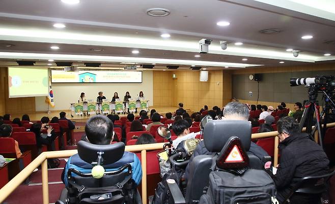 지난해 세계희귀질환의 날을 기념해 한국희귀·난치성질환연합회가 개최한 국회 토론회에 참석한 희귀질환 환 자들이 행사장 뒤편에서 발표를 듣고 있다. 한국희귀·난치성질환연합회 제공