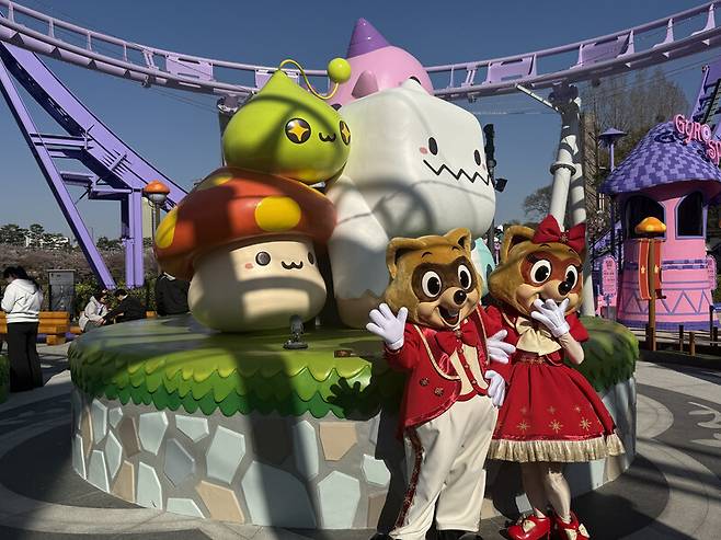 롯데월드 어드벤처 ‘메이플 아일랜드 존’에서 롯데월드 어드벤처 캐릭터들이 ‘메이플스토리’ 캐리턱 상 앞에서 포즈를 취하고 있다. 박미향 선임기자