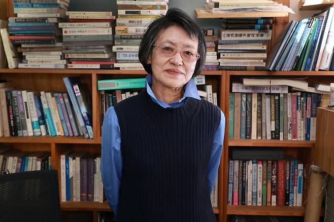 역사 전문 출판사 푸른역사의 박혜숙 대표가 지난 8일 서울 서촌의 출판사 사무실에서 책장을 배경으로 포즈를 취했다. 정용일 선임기자 yongil@hani.co.kr