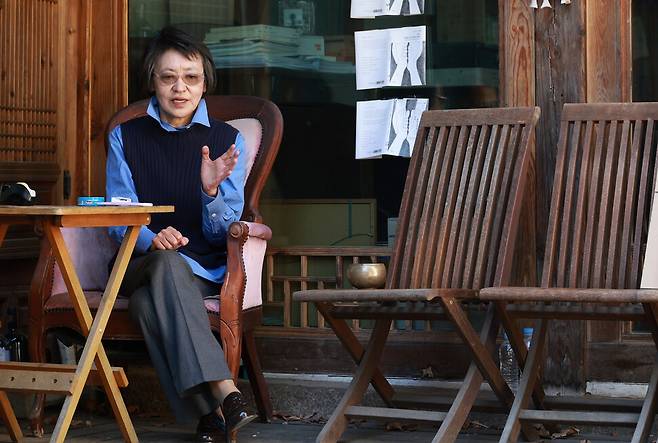 박혜숙 푸른역사 출판사 대표가 8일 서울 종로구 통의동 사무실에서 한겨레와 인터뷰하고 있다. 정용일 선임기자 yongil@hani.co.kr