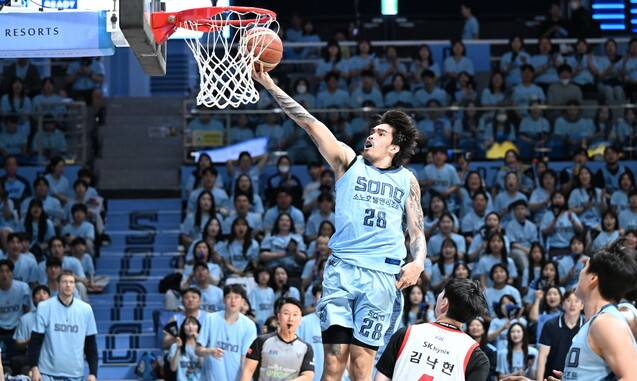 케빈 켐바오가 창단 첫 매진을 이룬 관중 앞에서 슛을 던지고 있다. 한국농구연맹 제공