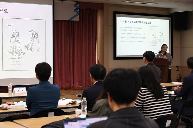 17일 오후 서울 여의도 이룸센터에서 열린 ‘2026 정신의료기관 시설·환경 실태조사 결과 발표 및 토론회’에서 이정하 정신장애와인권 파도손 대표가 발언하고 있다. 이날 토론회는 정신의료기관의 물리적 환경 개선 필요성을 주제로 마련됐으며, 국가인권위원회 조사관과 건축 전문가, 보건복지부 관계자, 정신병원 의사, 정신장애 당사자 등이 참석해 발제와 토론을 진행했다. 류우종 선임기자 wjryu@hani.co.kr